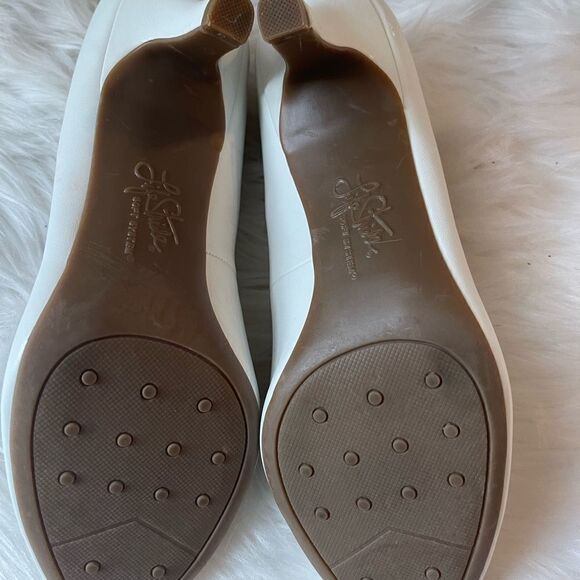 Life Stride Parigi white slip on classic round toe 2.5 “ heels - Picture 9 of 10